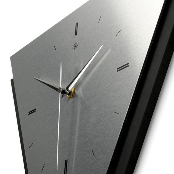 Dreieckige 3D Designer-Wanduhr „Silver“ in modernem Metallic-Look silber-schwarz