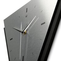 Dreieckige 3D Designer-Wanduhr „Silver“ in modernem Metallic-Look silber-schwarz