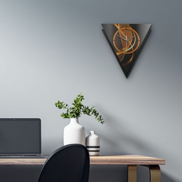 Dreieckige 3D Designer-Wanduhr &bdquo;Dynamic&ldquo; in modernem Metallic-Look schwarz-orange