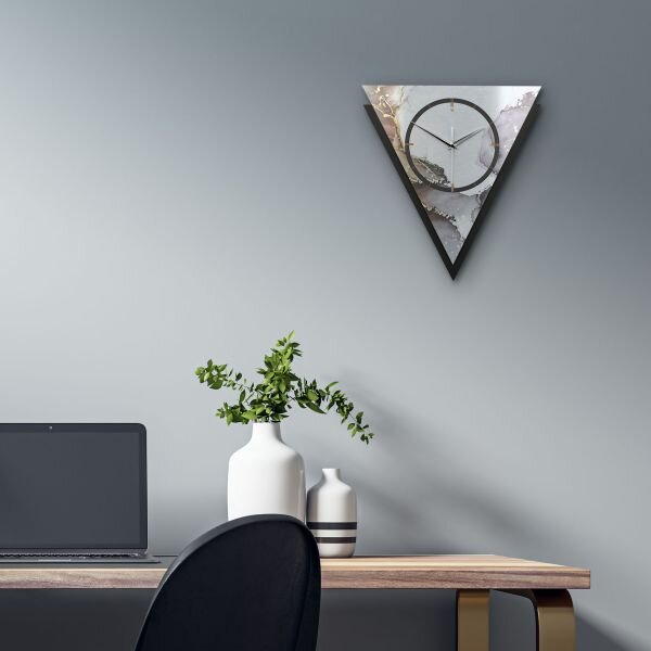 Dreieckige 3D Designer-Wanduhr „Abstract Water“ in modernem Metallic-Look schwarz-silber-grau