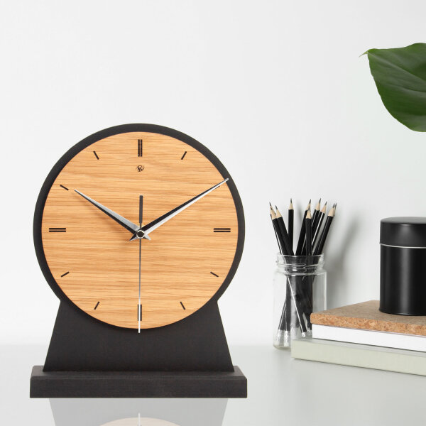 Standuhr „Timeless Brown“ aus Holz – klassisch runde Tisch-Uhr ohne Ticken