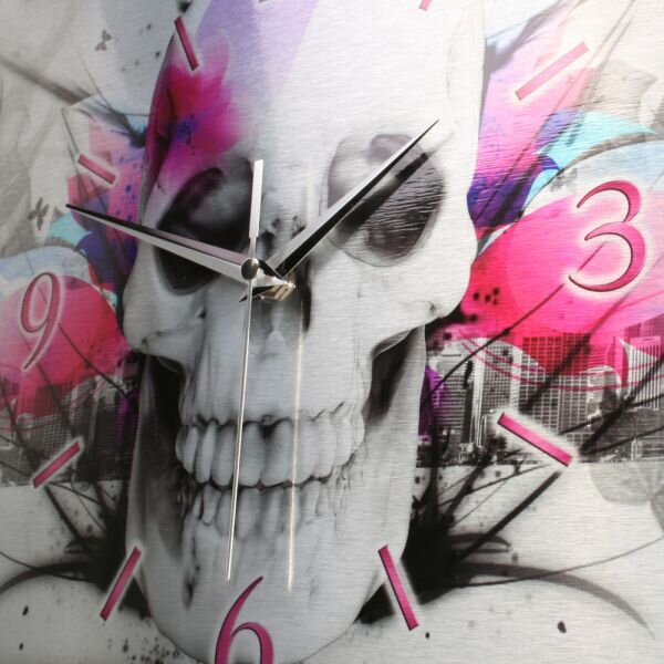 Wanduhr Skull aus gebürstetem Aluminium mit leisem...