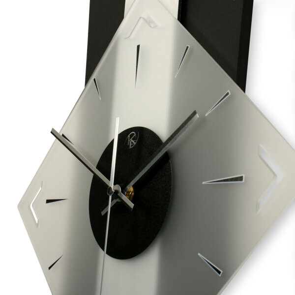 Designer-Wanduhr „Silver Stripe“ in modernem Metallic-Look